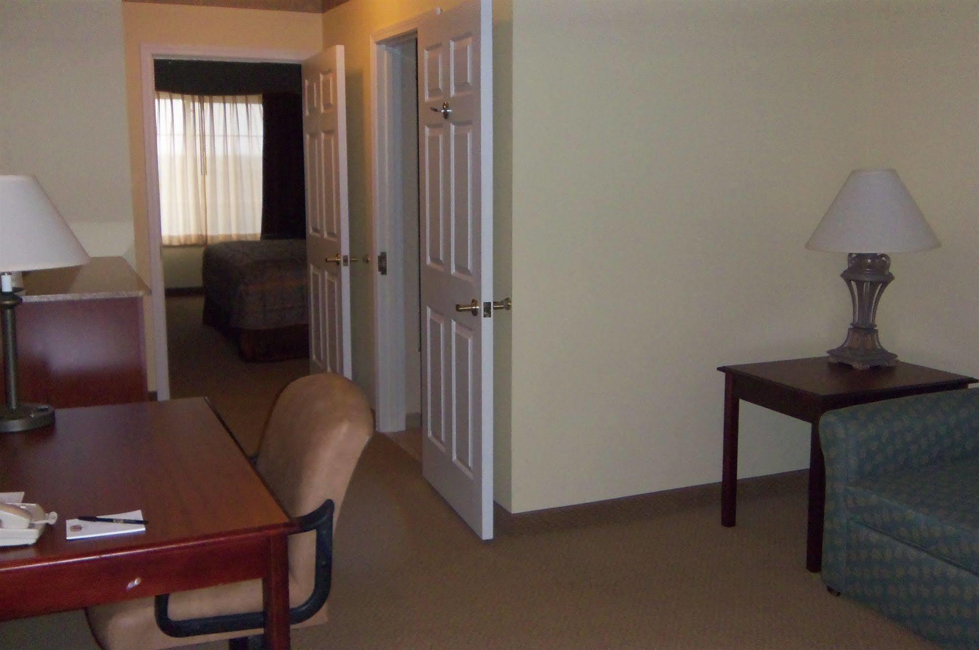 Town & Country Inn And Suites Quincy Exterior photo